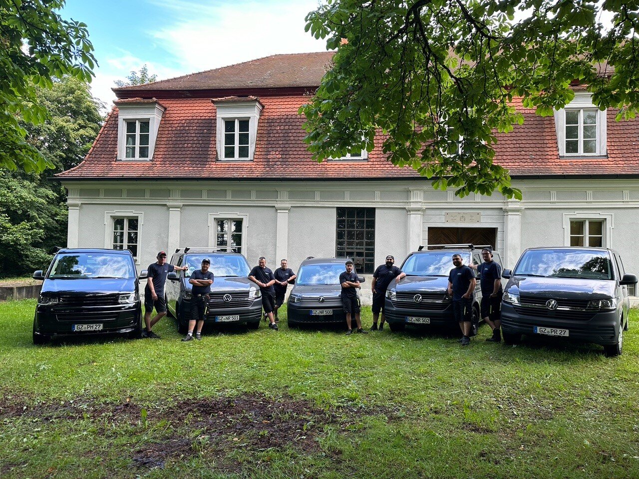 Team und Firmenfahrzeuge der Reichelt GmbH & Co KG Heizung Lüftung Sanitär